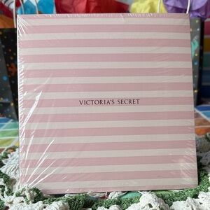 🩷🤍🩷 Victoria's Secret Pink and White Striped Gift Box🩷🤍🩷 NWOT 🩷🤍🩷